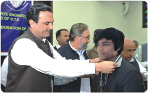 Abdul Wahab Qureshi receiving Gold Medal